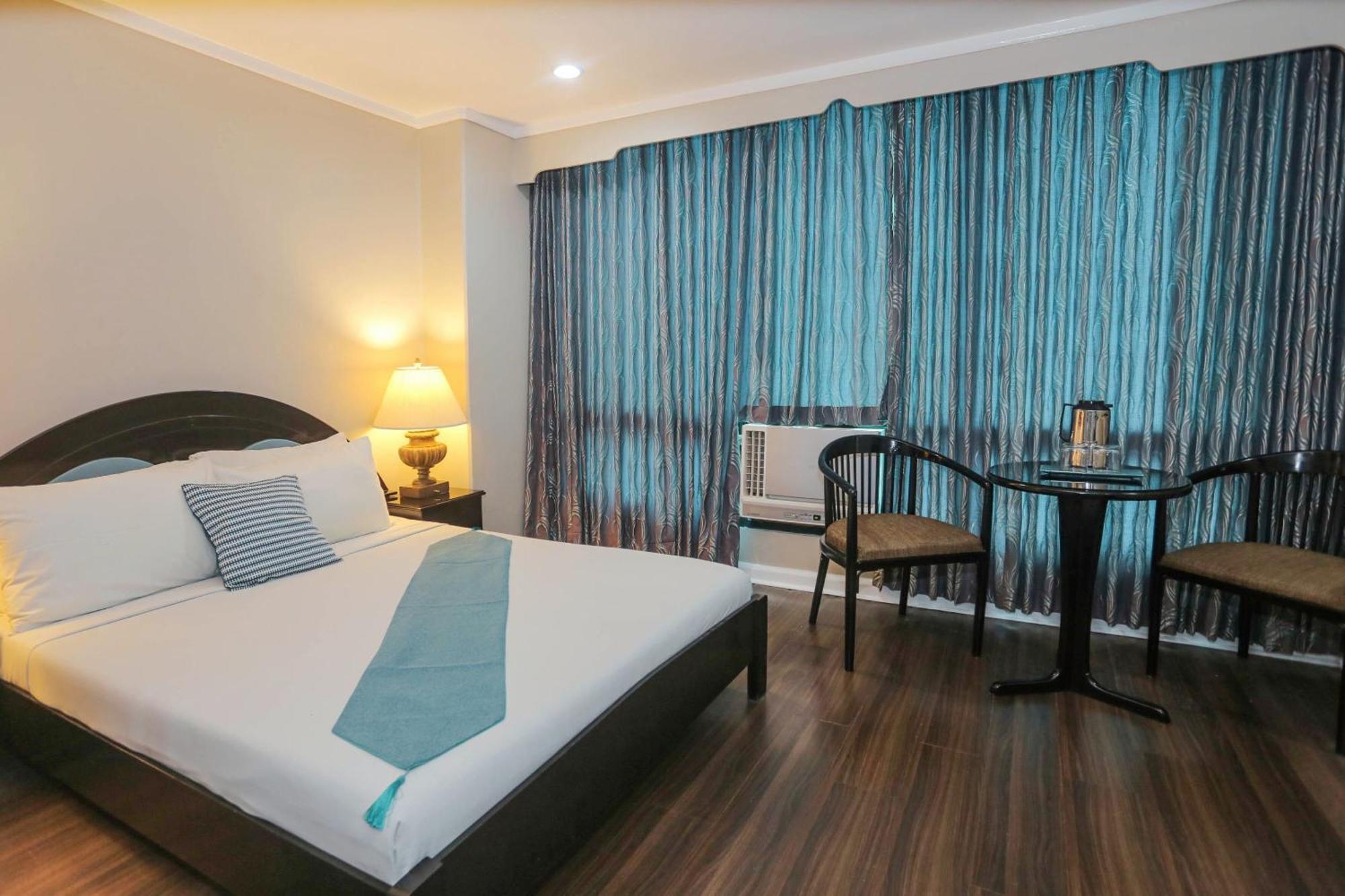 Holiday Plaza Hotel - Cebu ภายนอก รูปภาพ