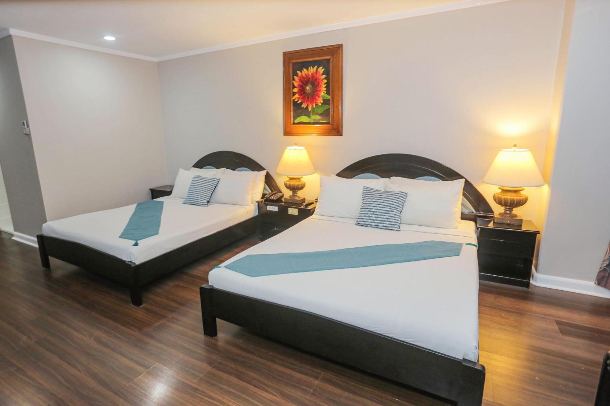 Holiday Plaza Hotel - Cebu ภายนอก รูปภาพ