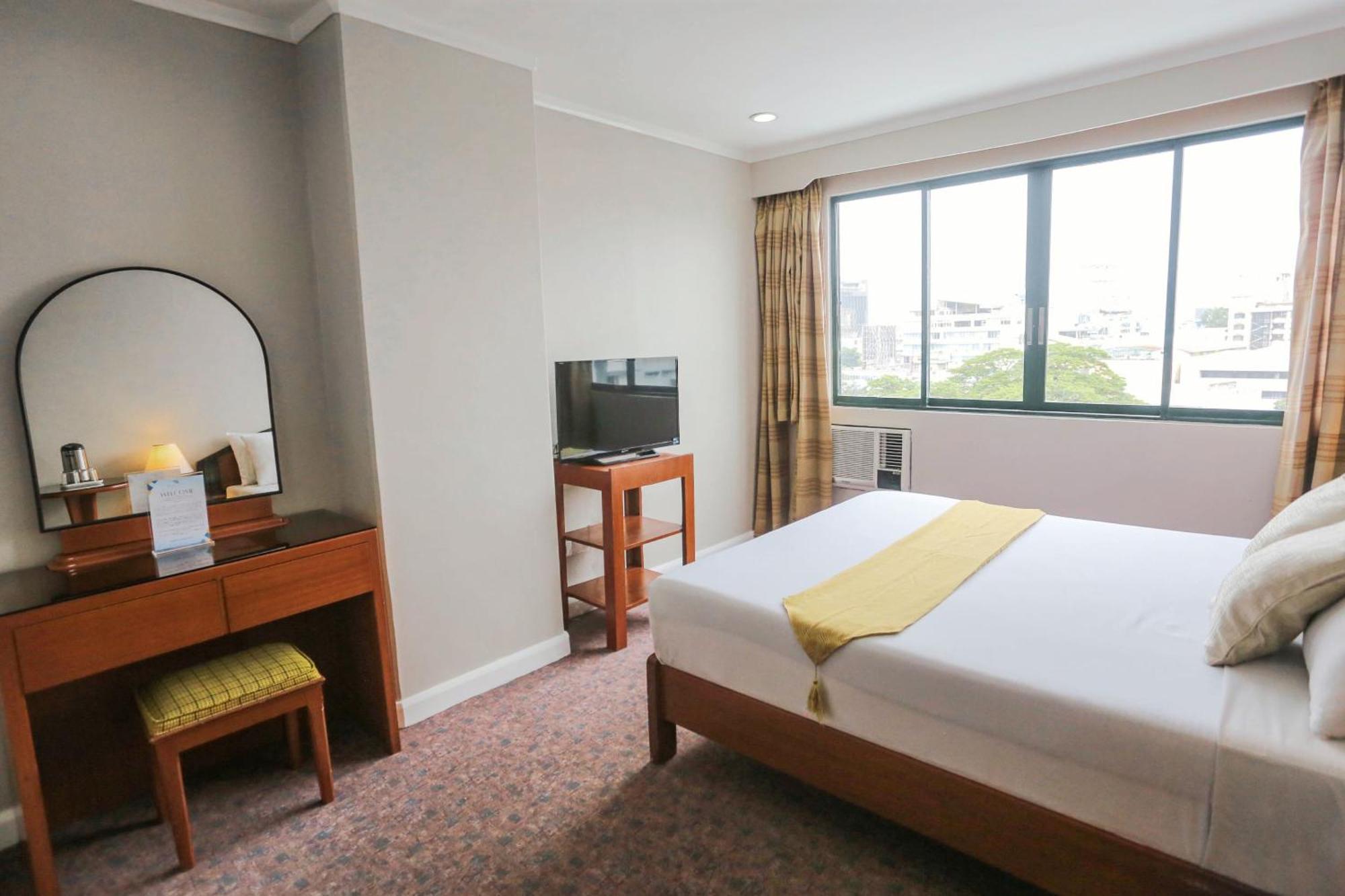 Holiday Plaza Hotel - Cebu ภายนอก รูปภาพ