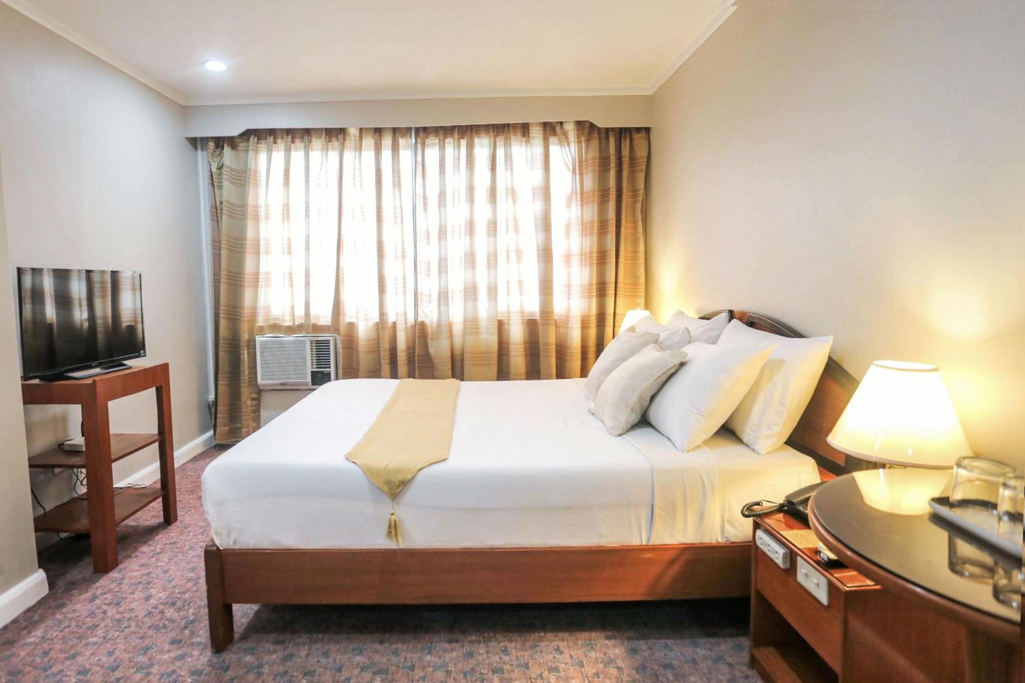 Holiday Plaza Hotel - Cebu ภายนอก รูปภาพ