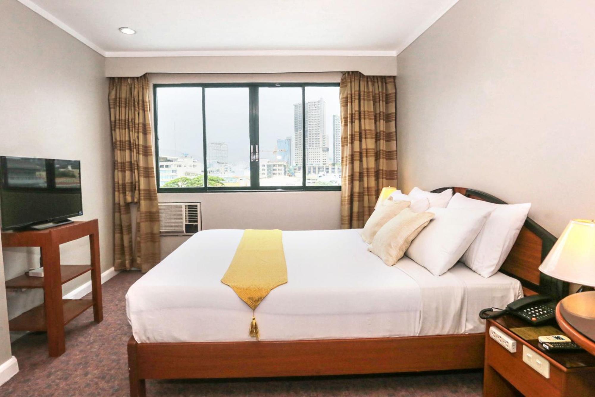 Holiday Plaza Hotel - Cebu ภายนอก รูปภาพ