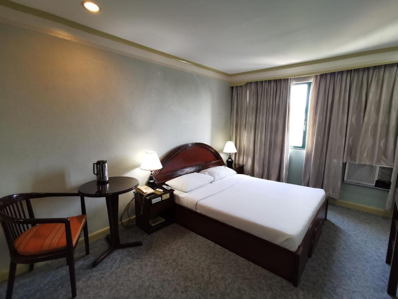 Holiday Plaza Hotel - Cebu ภายนอก รูปภาพ